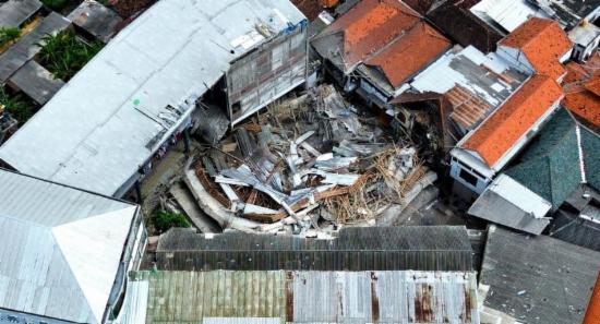 Indonesia Collapse: 90 Students Still Trapped